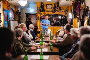 Ondernemers van Ondernemersvereniging Zeddam-Braamt bij het land van Jan Klaassen